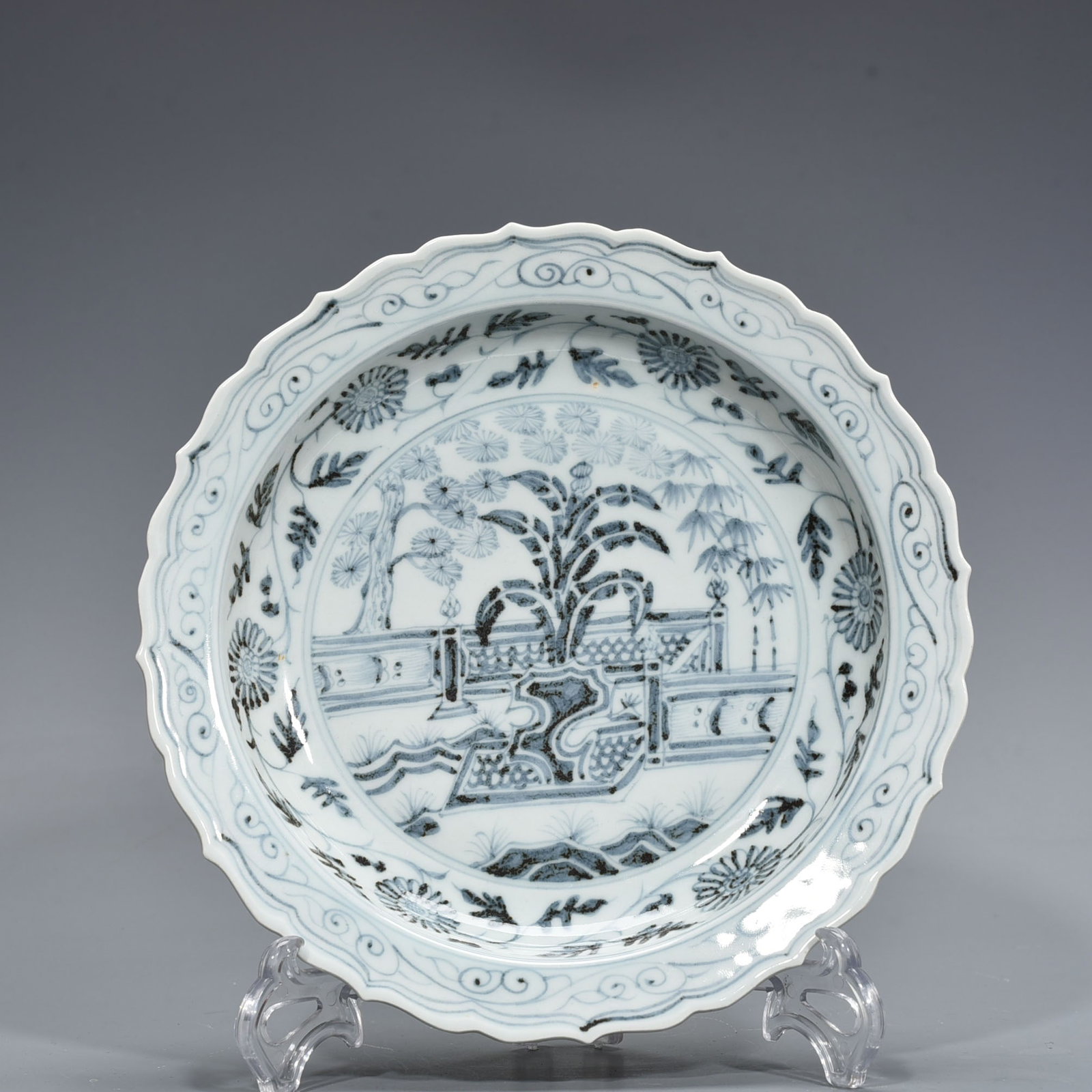 Ming Dynasty Hongwu blue and white courtyard banana leaf rhombus edge folding plate: Size: Width 25 cm - Height 4.5 cm Materials: Porcelain Time Period: Ming dynasty Manufactured Date: Hongwu Mark & Period Object: Chinese Antique ⛨ Purchase With Confidence ✔ Verifie
