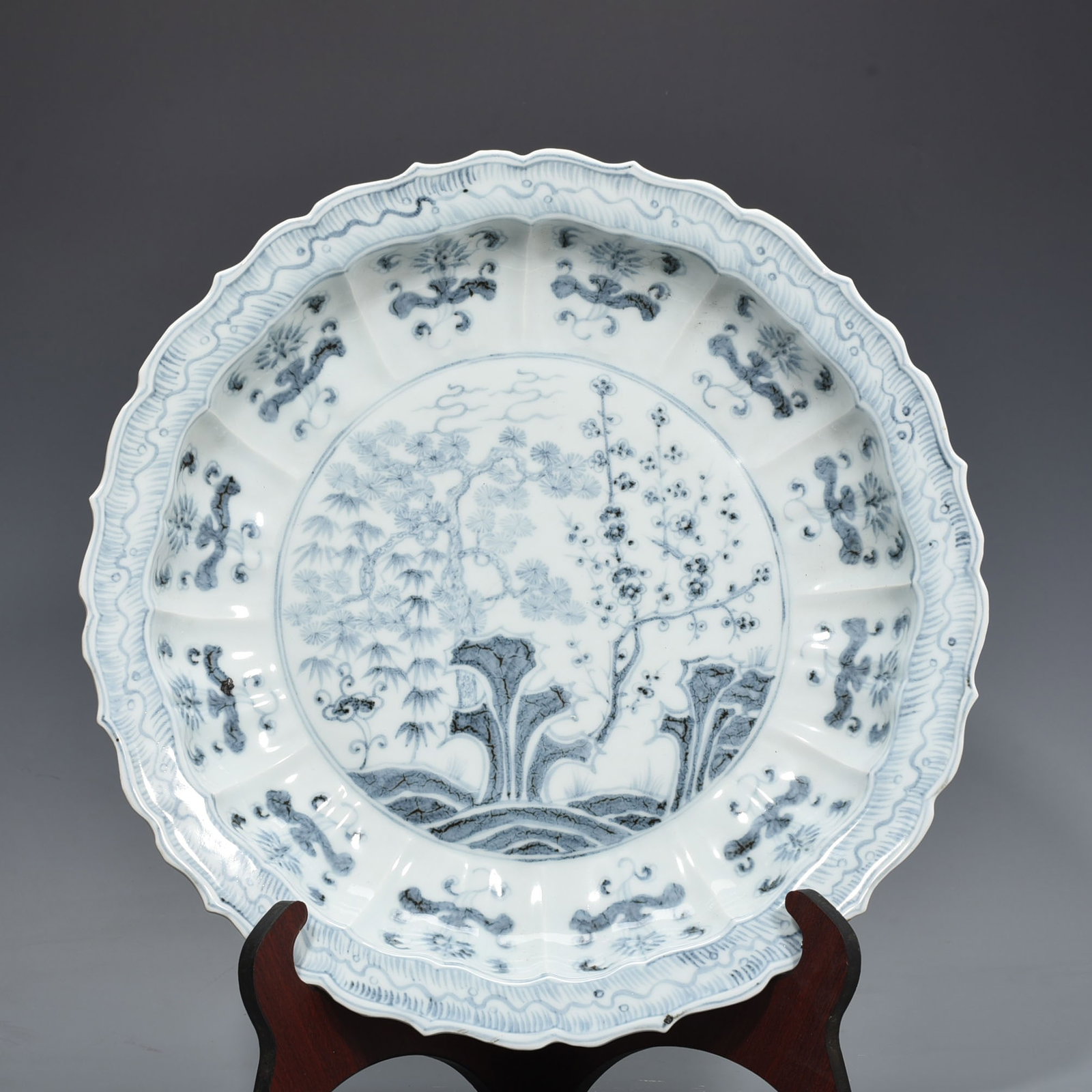 Ming dynasty Hongwu blue and white pine bamboo and plum rhombus edge plate (1 of 8)