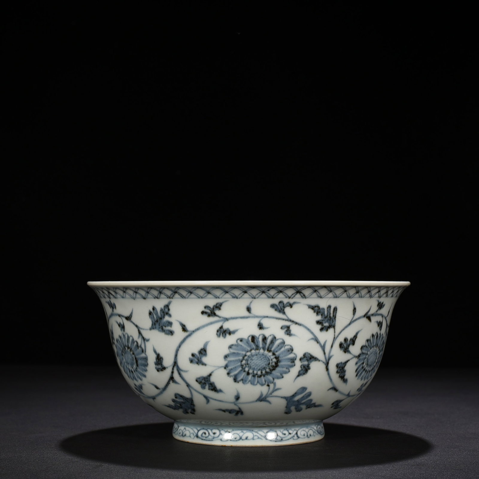 Ming Dynasty Hongwu blue and white flower verse bowl: Size: Width 20 cm - Height 9.5 cm Materials: Porcelain Time Period: Ming dynasty Manufactured Date: Hongwu Mark & Period Object: Chinese Antique ⛨ Purchase With Confidence ✔ Verifie
