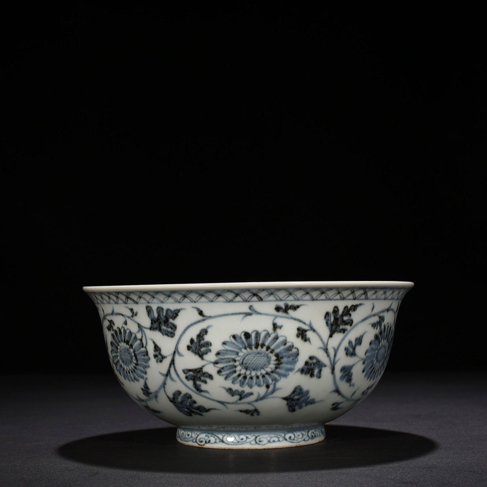 Ming dynasty Hongwu blue and white intertwined chrysanthemum flower verse bowl: Size: Width 20 cm - Height 9.5 cm Materials: Porcelain Time Period: Ming dynasty Manufactured Date: Hongwu Mark & Period Object: Chinese Antique ⛨ Purchase With Confidence ✔ Verifie