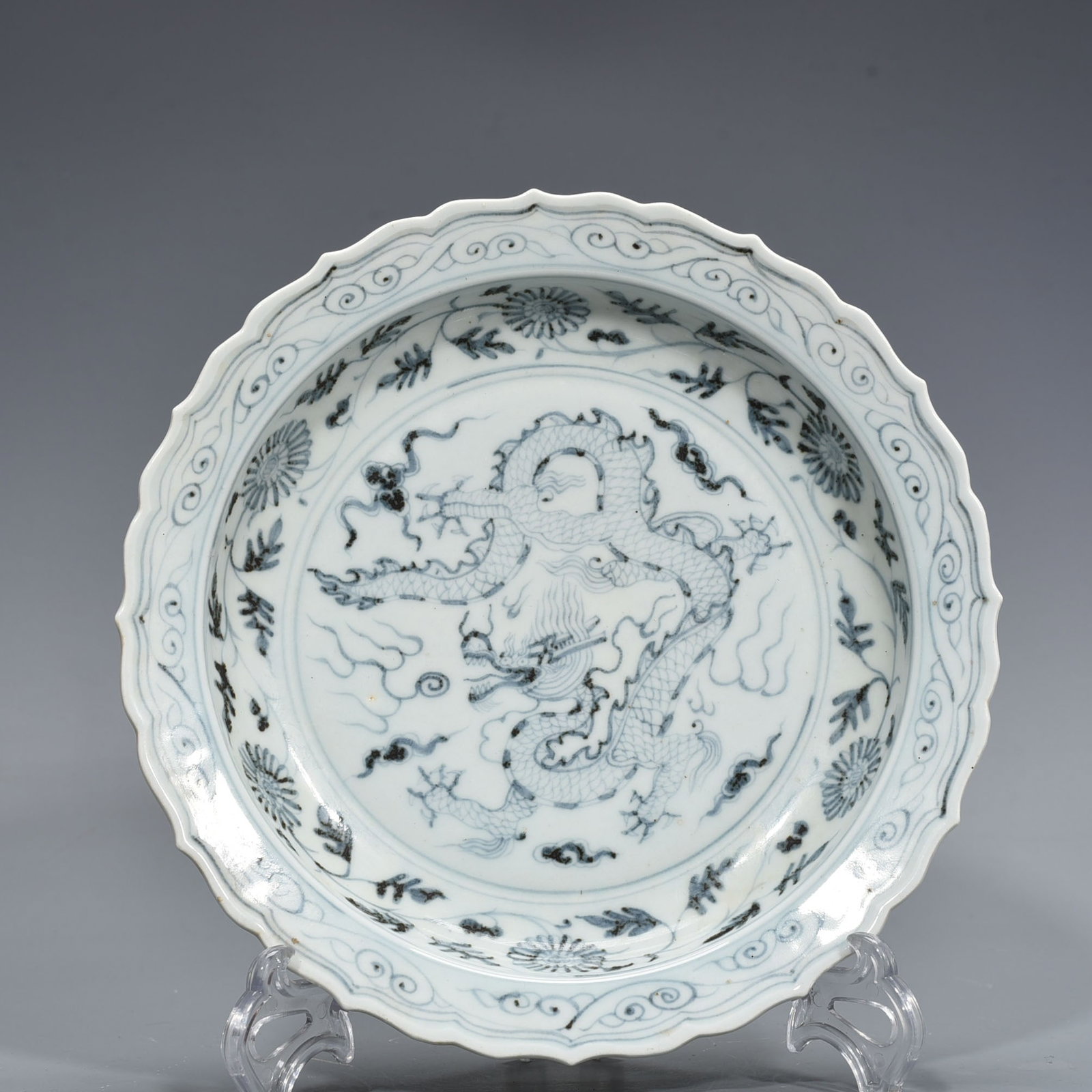 Ming Dynasty Hongwu blue and white dragon pattern rhombus edge plate: Size: Width 25 cm - Height 4.5 cm Materials: Porcelain Time Period: Ming dynasty Manufactured Date: Hongwu Mark & Period Object: Chinese Antique ⛨ Purchase With Confidence ✔ Verifie
