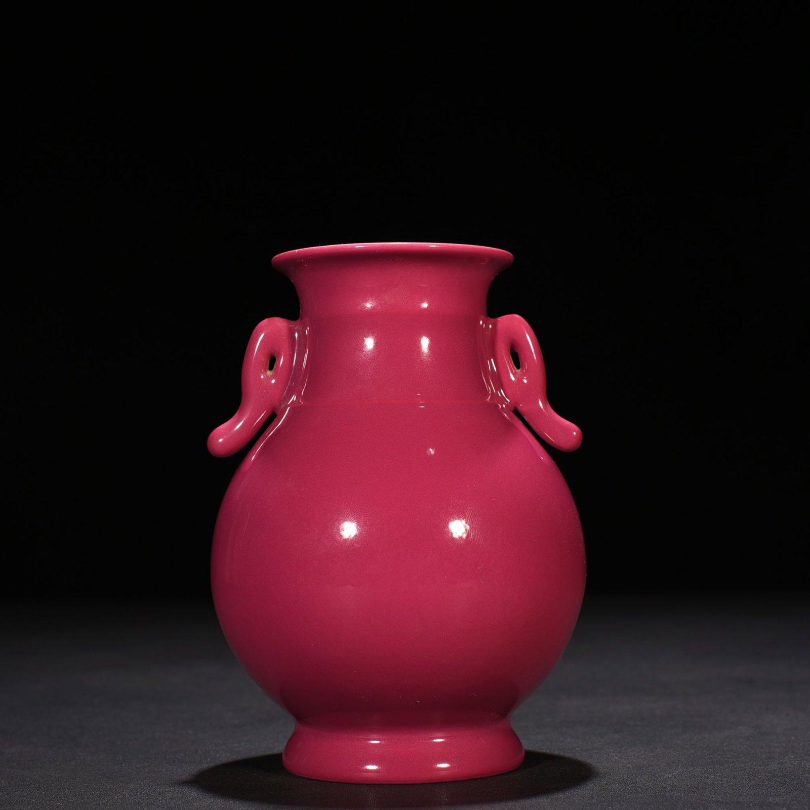 Qing Dynasty Qianlong rouge red glaze double-eared statue: Size: Height 17 cm - Width 10 cm Materials: Porcelain Time Period: Qing dynasty Manufactured Date: Qianlong Mark & Period Object: Chinese Antique ⛨ Purchase With Confidence ✔ Verifi