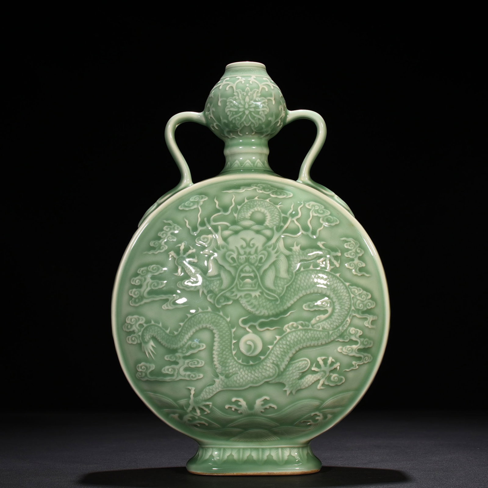 Qing Dynasty Qianlong bean green glaze engraved dragon Ruyi ear gourd flat vase: Size: Height 33 cm - Width 22 cm Materials: Porcelain Time Period: Qing dynasty Manufactured Date: Qianlong Mark & Period Object: Chinese Antique ⛨ Purchase With Confidence ✔ Verifi