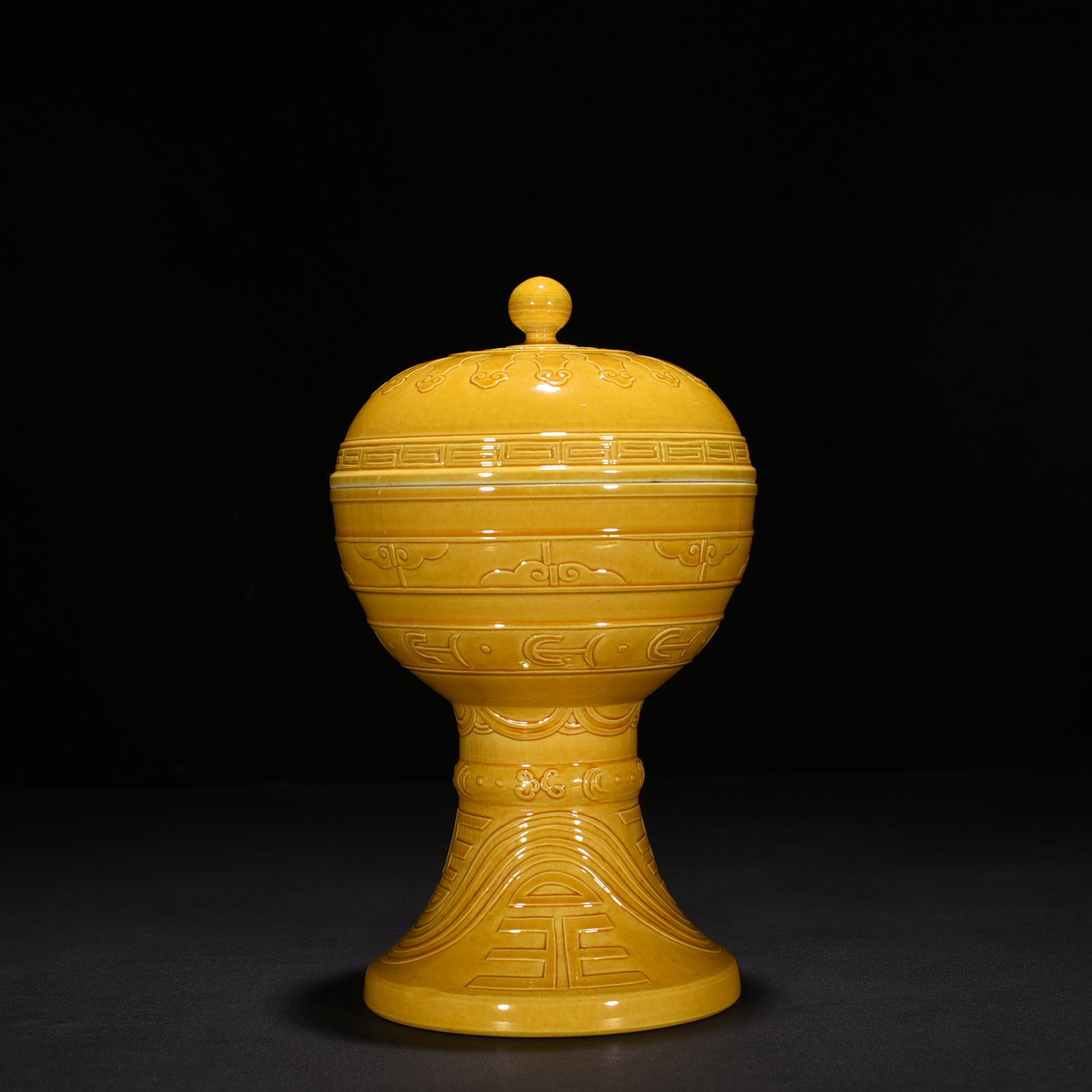Qing Dynasty Guangxu delicate yellow glaze bag: Size: Height 25 cm - Width 14 cm Materials: Porcelain Time Period: Qing dynasty Manufactured Date: Guangxu Mark & Period Object: Chinese Antique ⛨ Purchase With Confidence ✔ Verifie