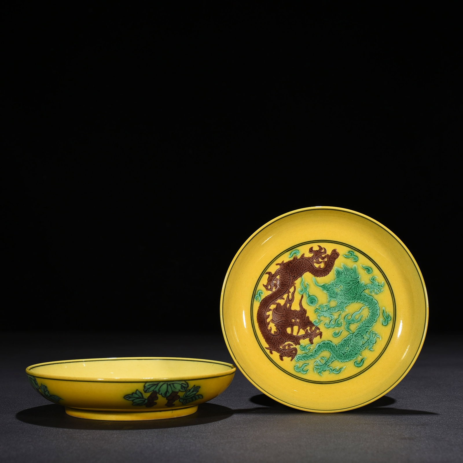 Qing Dynasty Guangxu yellow ground three-color dragon pattern plate: Size: Width 13.5 cm - Height 2.5 cm Materials: Porcelain Time Period: Qing dynasty Manufactured Date: Guangxu Mark & Period Object: Chinese Antique ⛨ Purchase With Confidence ✔ Veri