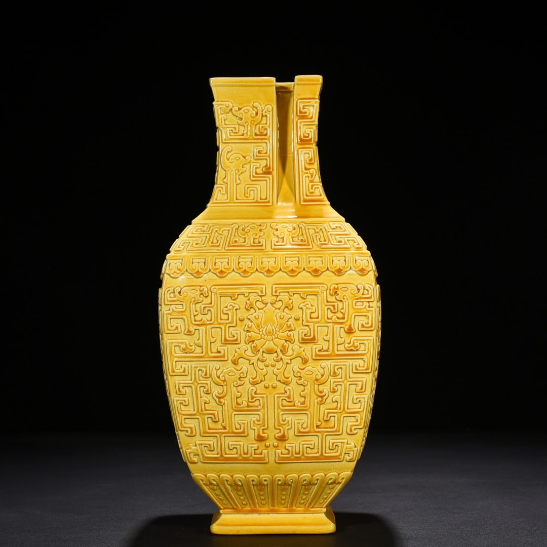 Qing Dynasty Kangxi delicate yellow glaze chilong pattern square vase (1 of 8)