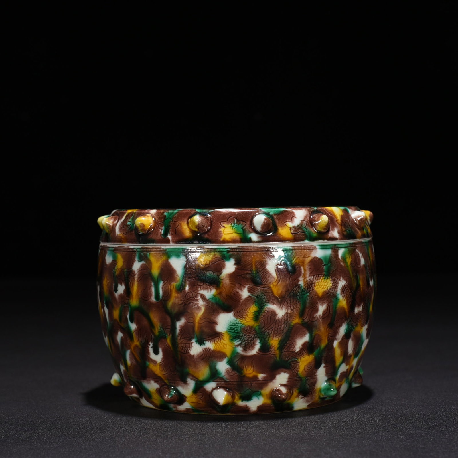 Qing Dynasty Kangxi plain three-color dotted dragon and phoenix pattern drum nail lid jar: Size: Height 8.5 cm - Width 12 cm Materials: Porcelain Time Period: Qing dynasty Manufactured Date: Kangxi Mark & Period Object: Chinese Antique