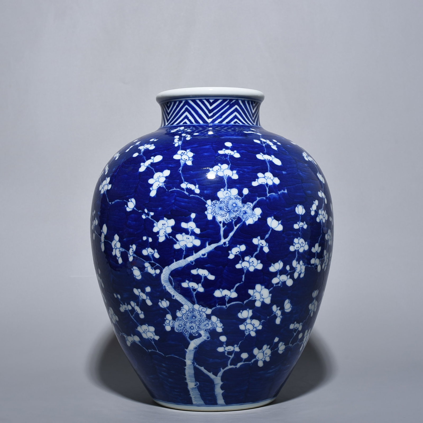Qing Dynasty Kangxi blue and white ice plum pattern jar: Size: Height 30 cm - Width 25 cm Materials: Porcelain Time Period: Qing dynasty Manufactured Date: Kangxi Mark & Period Object: Chinese Antique ⛨ Purchase With Confidence ✔ Verified