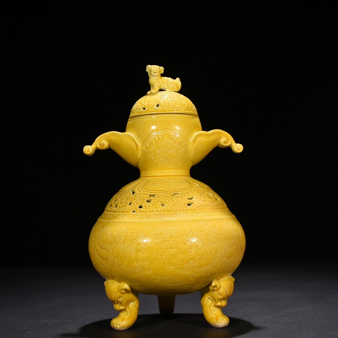 Qing Dynasty Yongzheng delicate yellow glaze dragon hollow smoker (1 of 9)