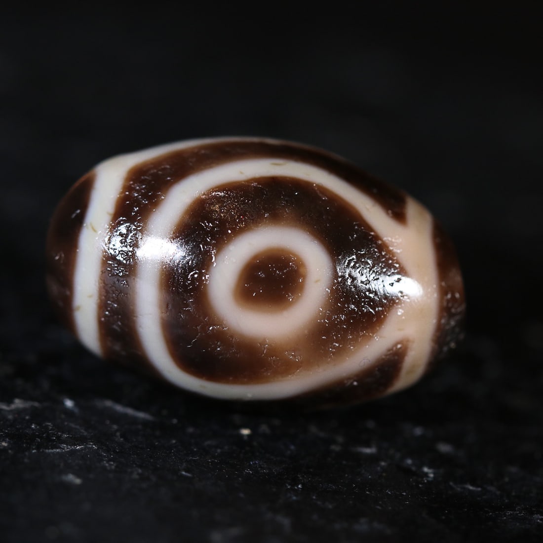 DZI 'TWO-EYE'I BEAD: Chen Banding autograph Dimension: 26.6x17.1mm Property from a private collection Please contact the specialist department to request further information or additional images that may be available.