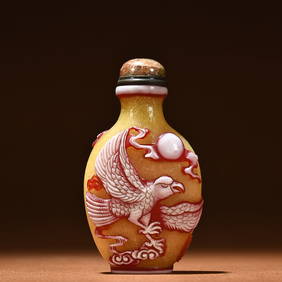 WHITE AND RED OVERLAY YELLOW GLASS 'EAGLE' SNUFF BOTTLE (1 of 9)