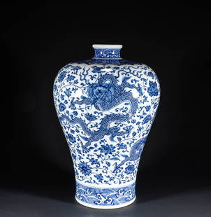 A blue and white porcelain vase with coiled dragon patterns from the Qing Dynasty: Height :37cm, width :27cm, weight: 4,540 g