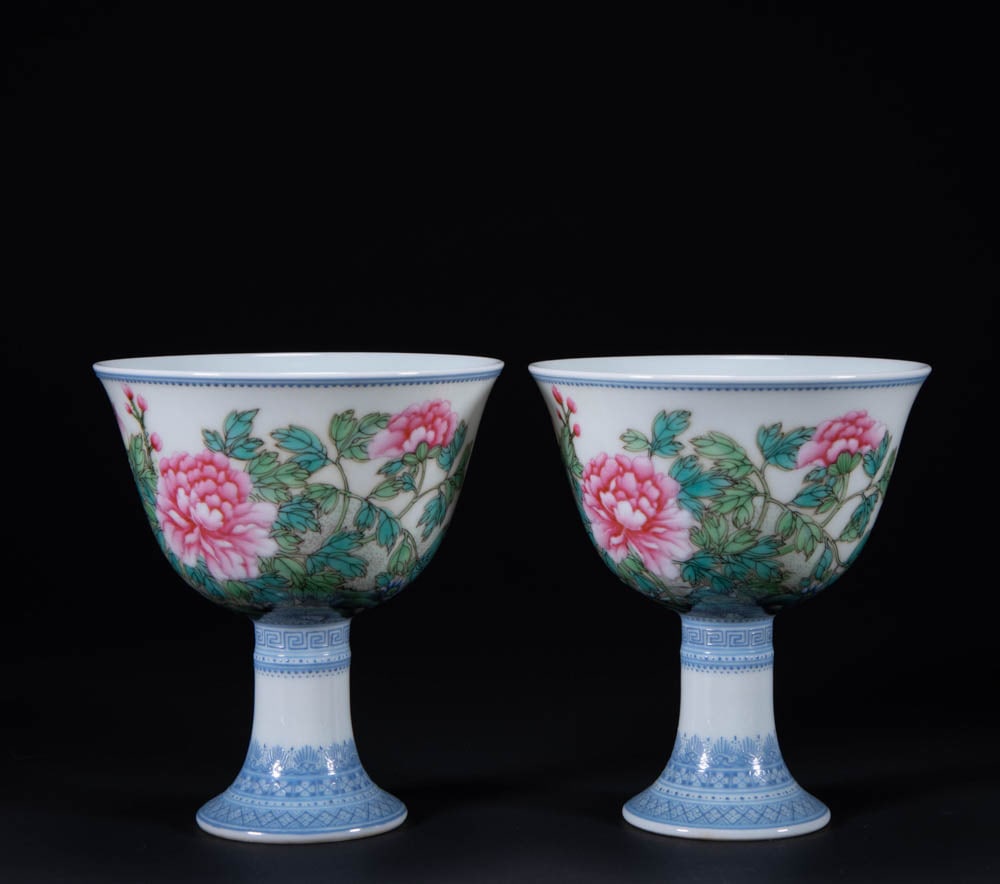 A high-footed cup with polychrome flowers from the Qing Dynasty: Height :9.3cm, width :8.2cm, weight :170g