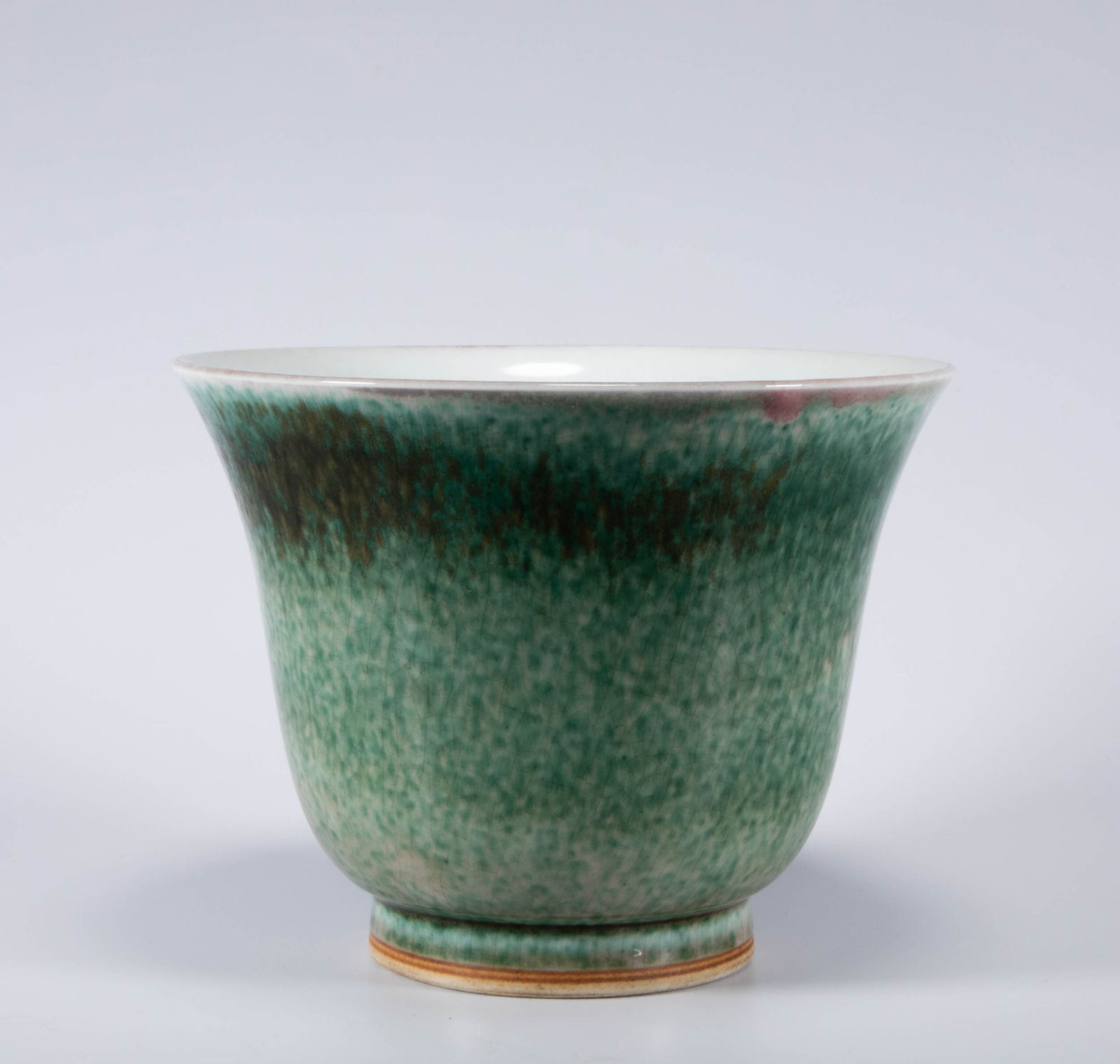Green glazed bell cup: Height: 12cm, width: 16cm, weight: 670g