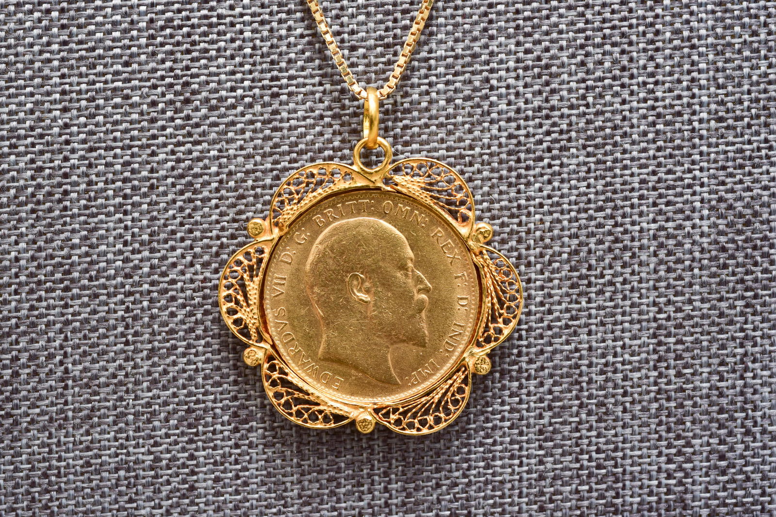 1910 Great Britain Sovereign Gold Coin King Edward VII in 18K Setting With 18K Chain (1 of 6)