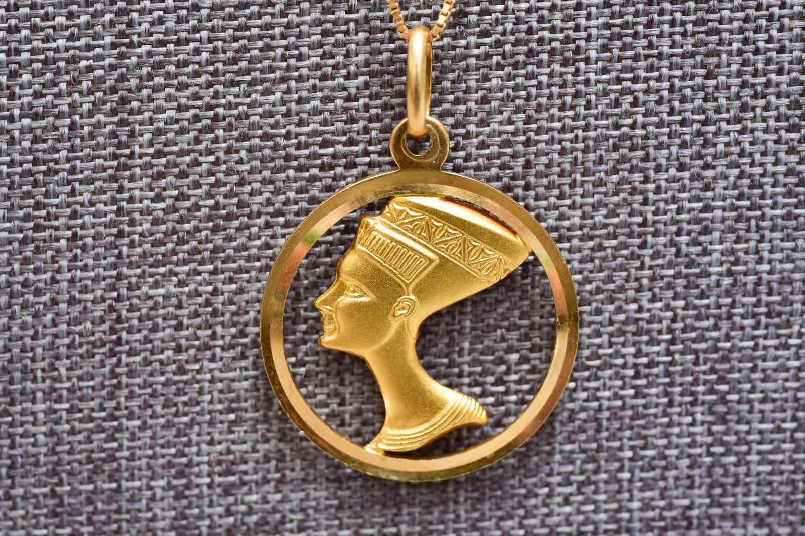 18K Yellow Gold Egyptian Queen Nefertiti Pendant With Box Chain Necklace (1 of 7)