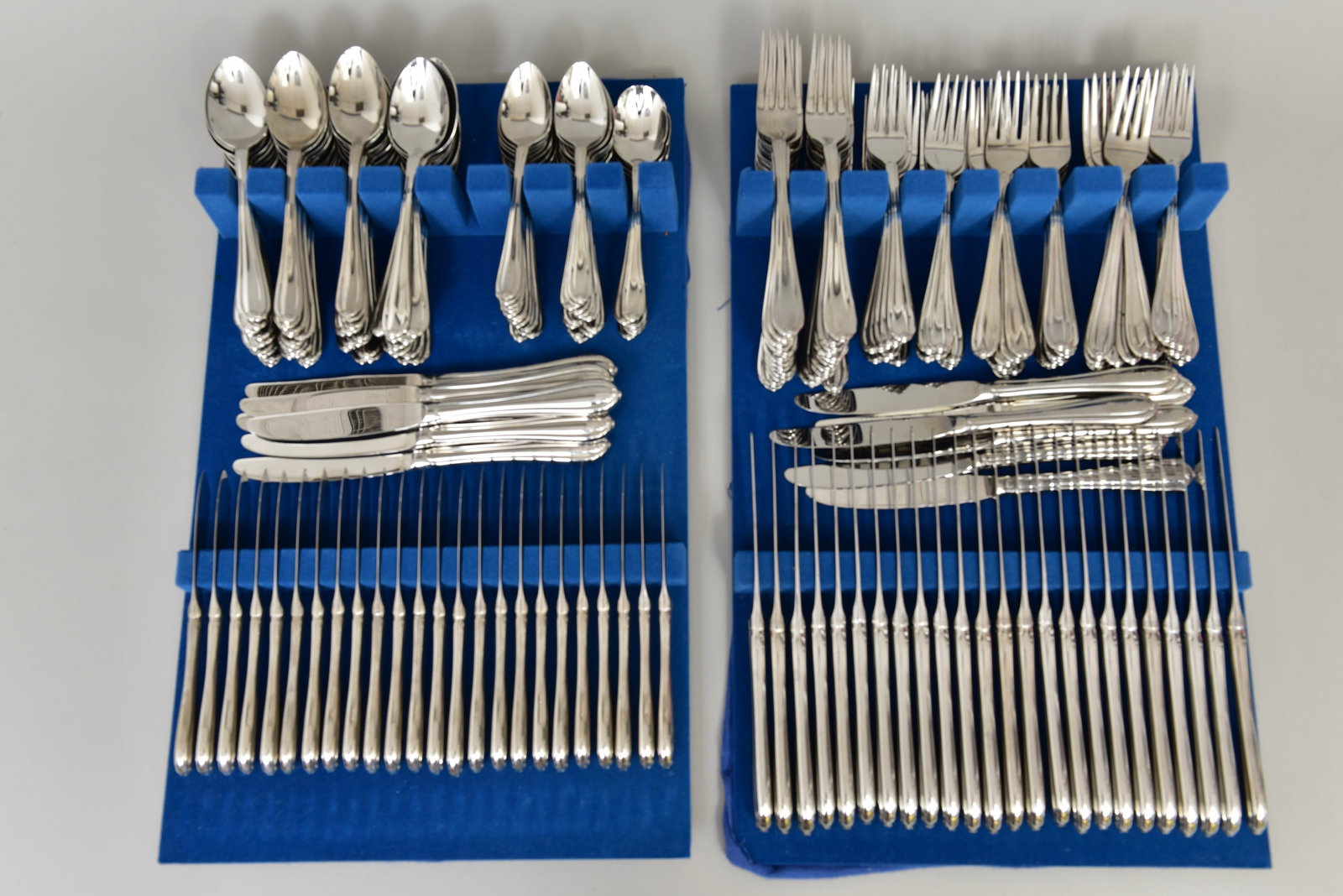 Gorham Design Studio Melon Bud Flatware Plus 12 serving pieces (220 pcs) (1 of 9)