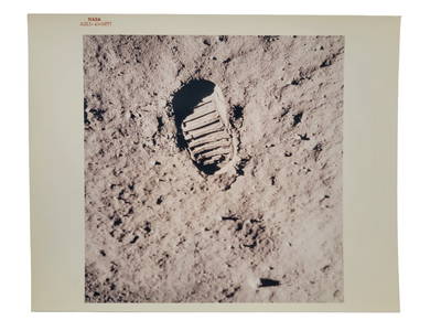 APOLLO 11 FIRST FOOTPRINT ON THE LUNAR SURFACE. VINTAGE NASA "RED NUMBER" PHOTOGRAPH
