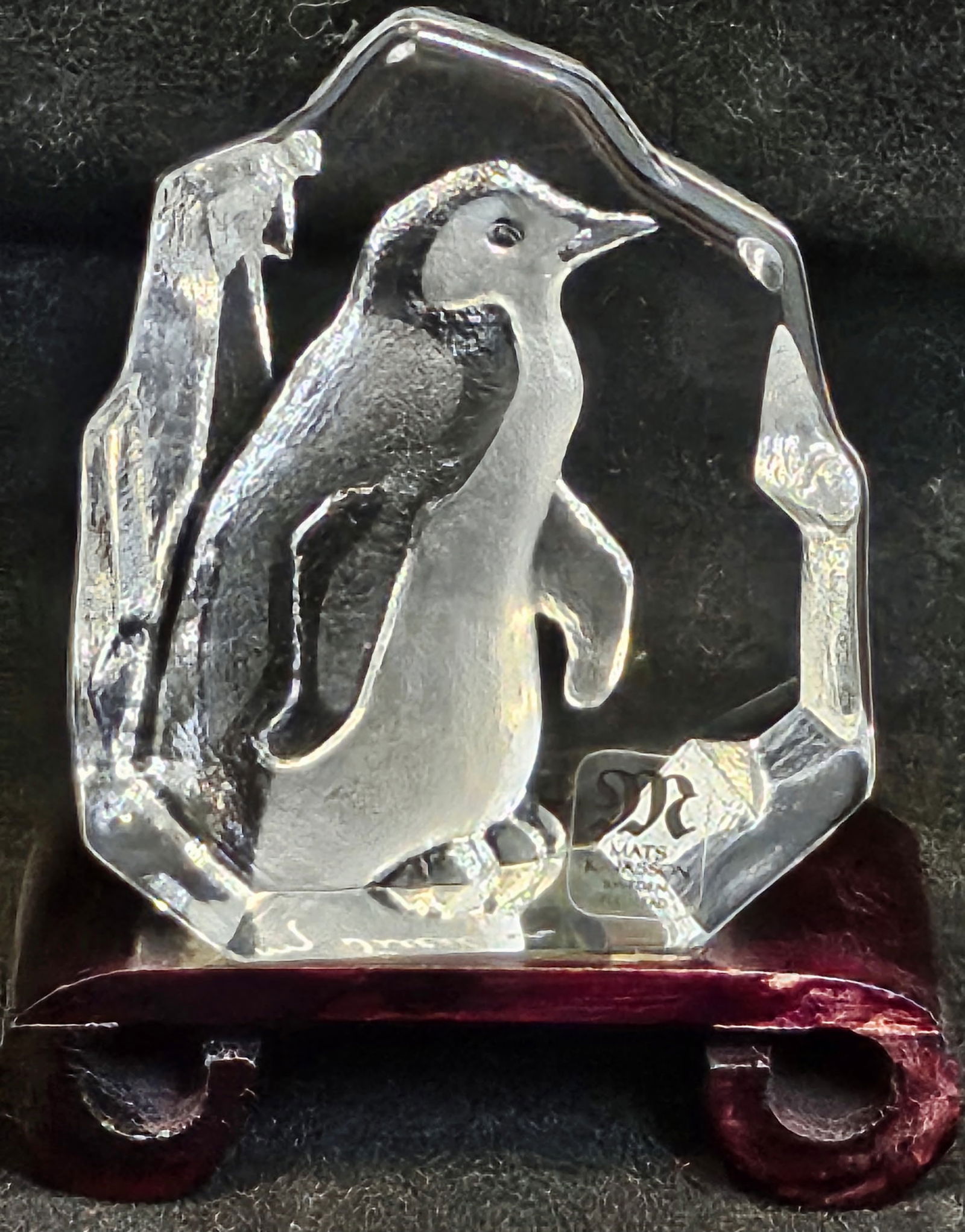 Mats Jonasson Penguin Mini Maleras Paperweight: Mats Jonasson Penguin Mini Maleras. Made of clear crystal glass. It is signed by artist and is in good condition no chips or cracks.