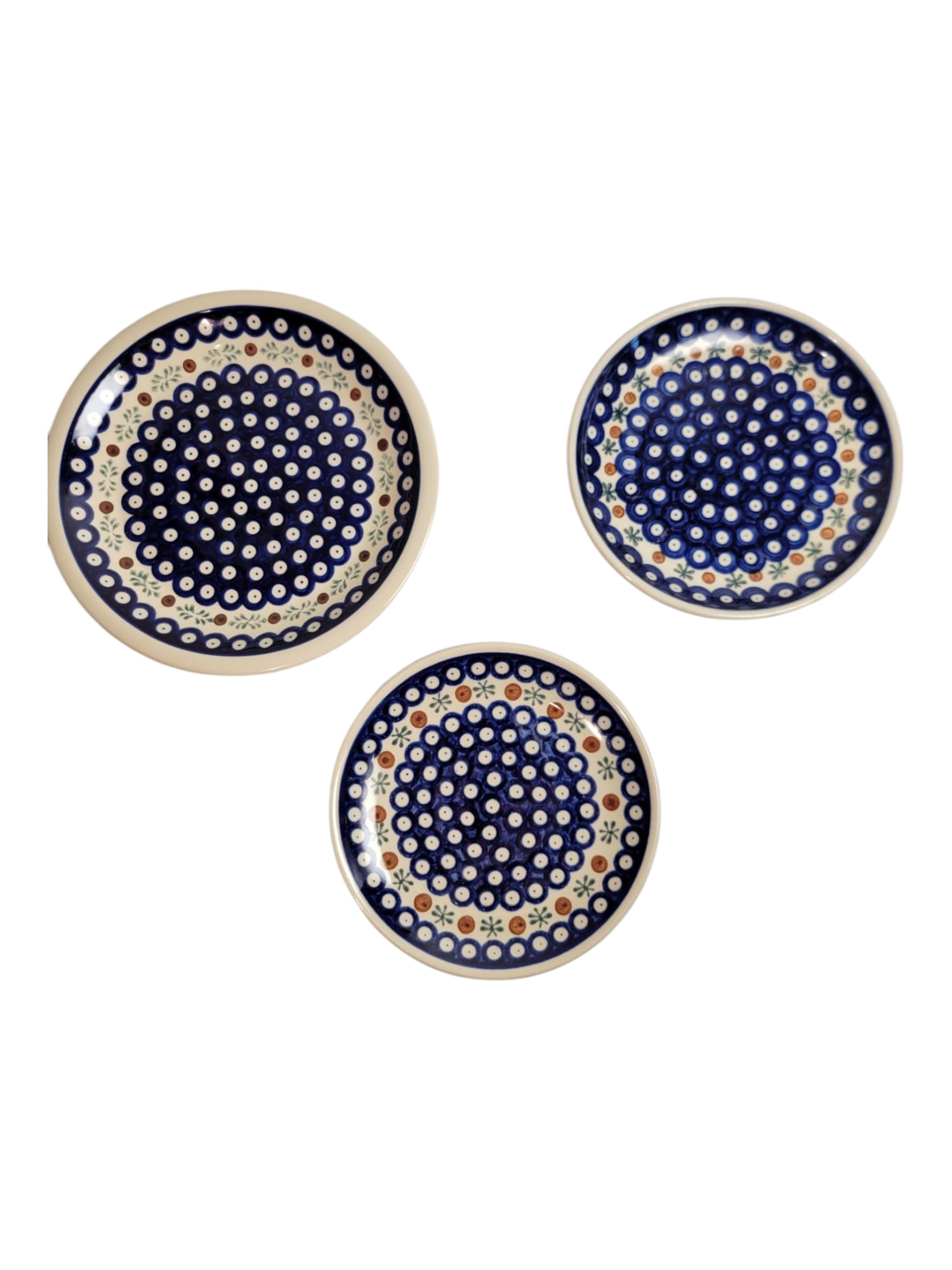 Polish Pottery Set of 3 Plates: Polish Pottery Set of 3 Plates. These are descending in size. The larger plate is 9" wide and other 2 are 7" wide.