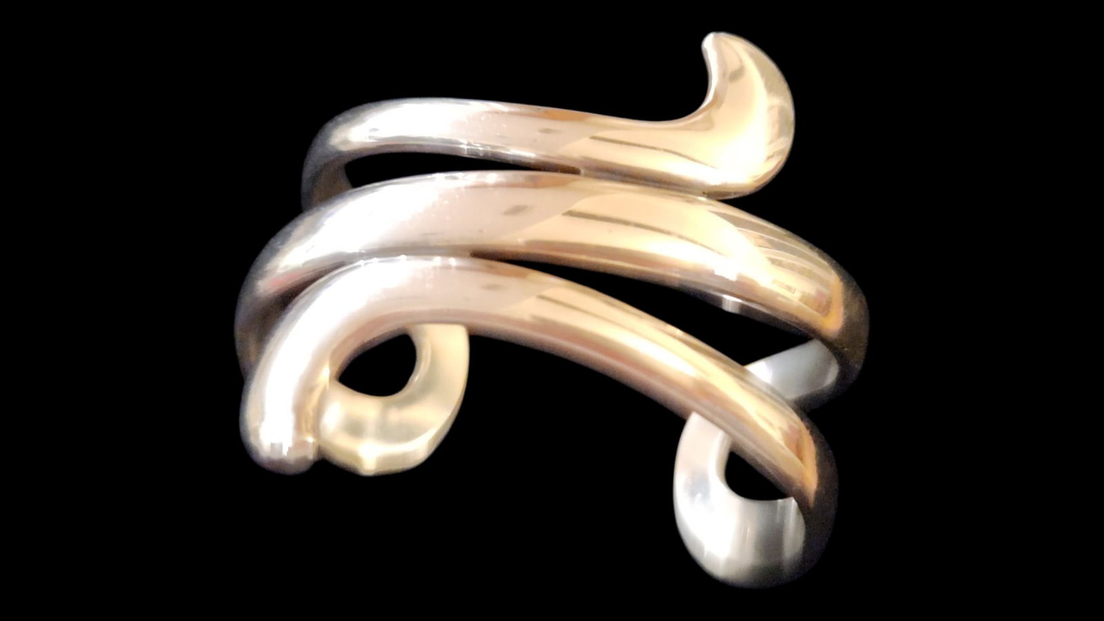 James Avery Retired Sterling Avant Swirl Cuff 56.9 Grams: Timeless style. Sterling Silver James Avery Cuff. Width 2.25" at widest part Total weight 56.9 Grams