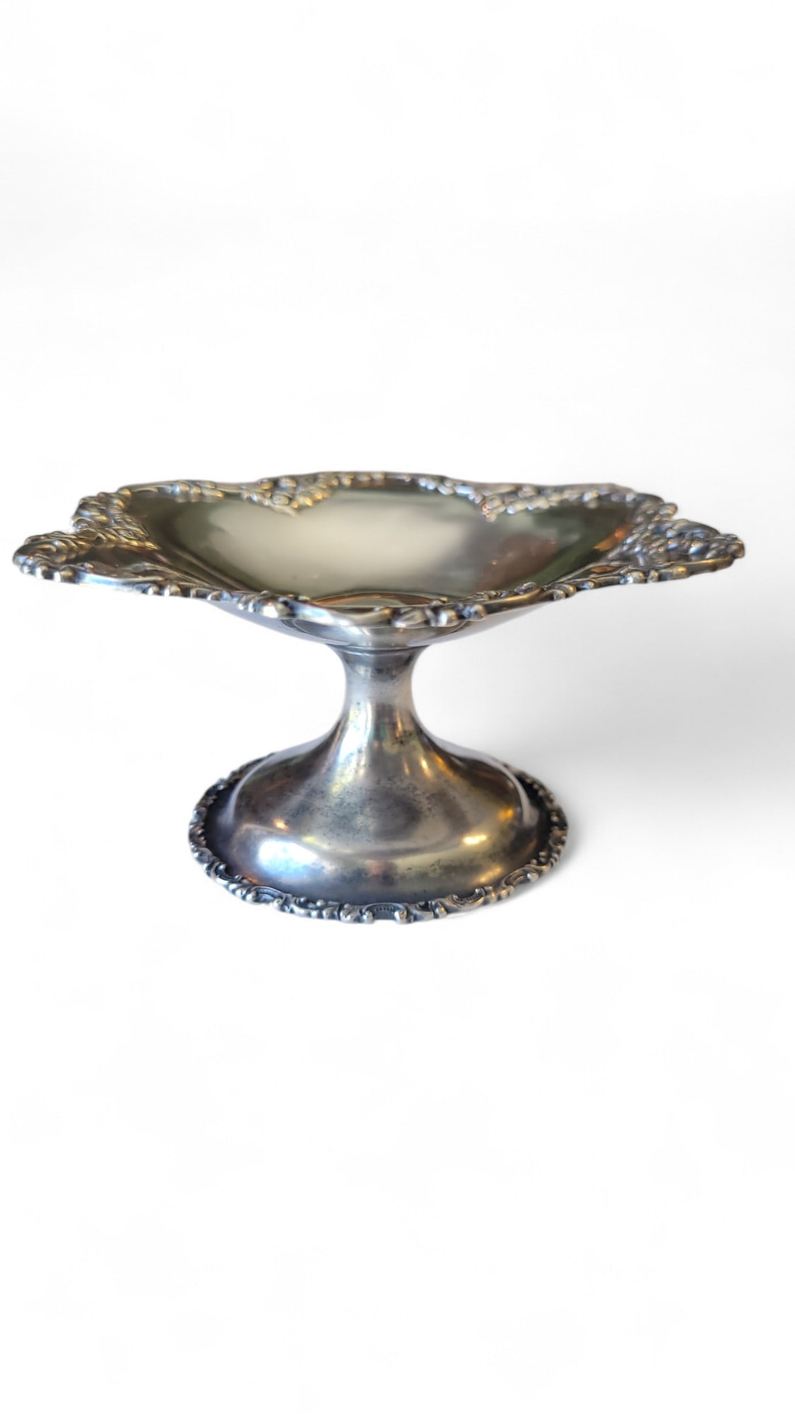 Sterling Silver Trinket Pedestal Dish, Theodore B. Starr ~ 109 Grams: Sterling Silver Trinket Pedestal Dish, Theodore B. Starr ~ 109 Grams Width 5.75" Height 2.5"