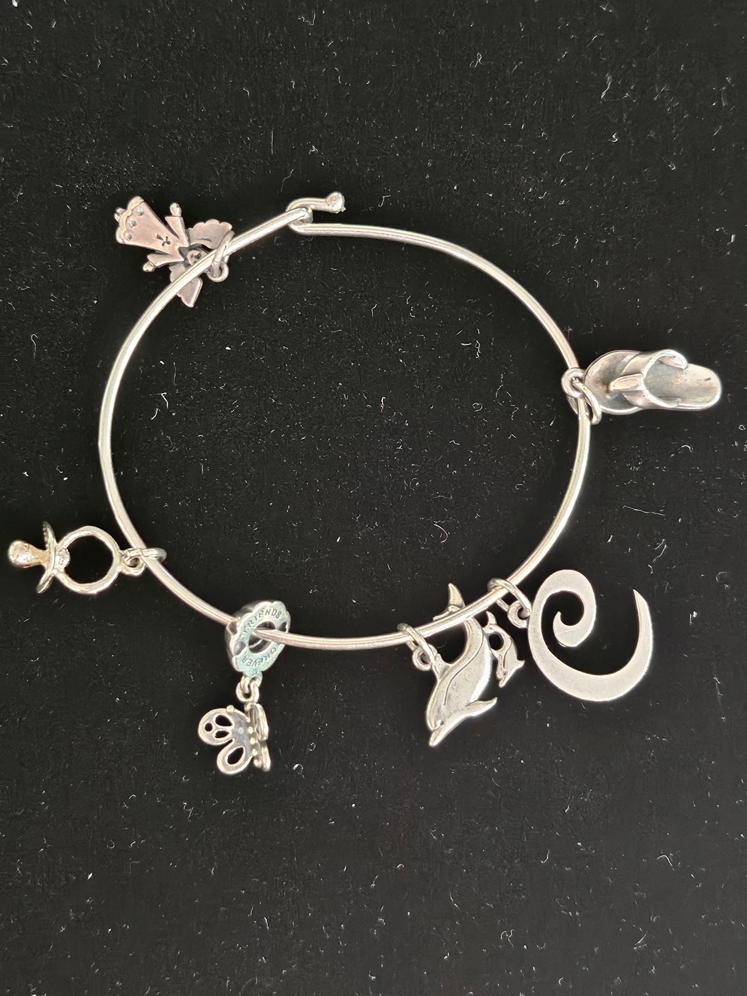 James Avery Charm Bracelet w/ 6 Charms 16 Grams: The bracelet and charms are all James Avery pieces. Width 2.25" Total Weight 16 grams.