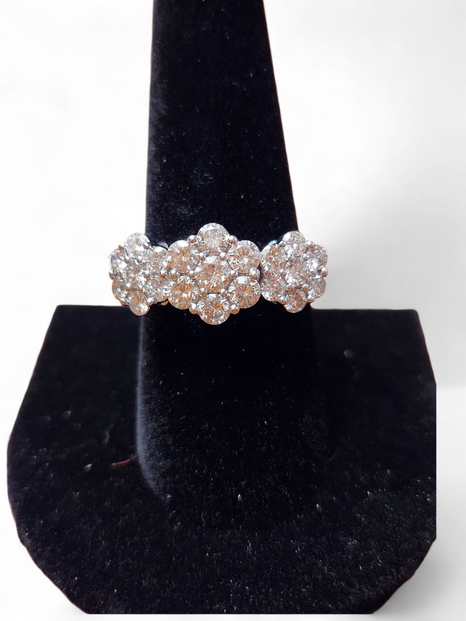 White Gold Floral Cluster Ring Diamond 1.25 Ct, 7.3 Grams: White Gold Floral Cluster Ring Diamond 1.25 Ct. This ring is hard to photos how beautiful it shines and shimmers in the light. Truly special ring. Ring Size 9.25 Total Weight 7.3 Grams 14 kt White Gol