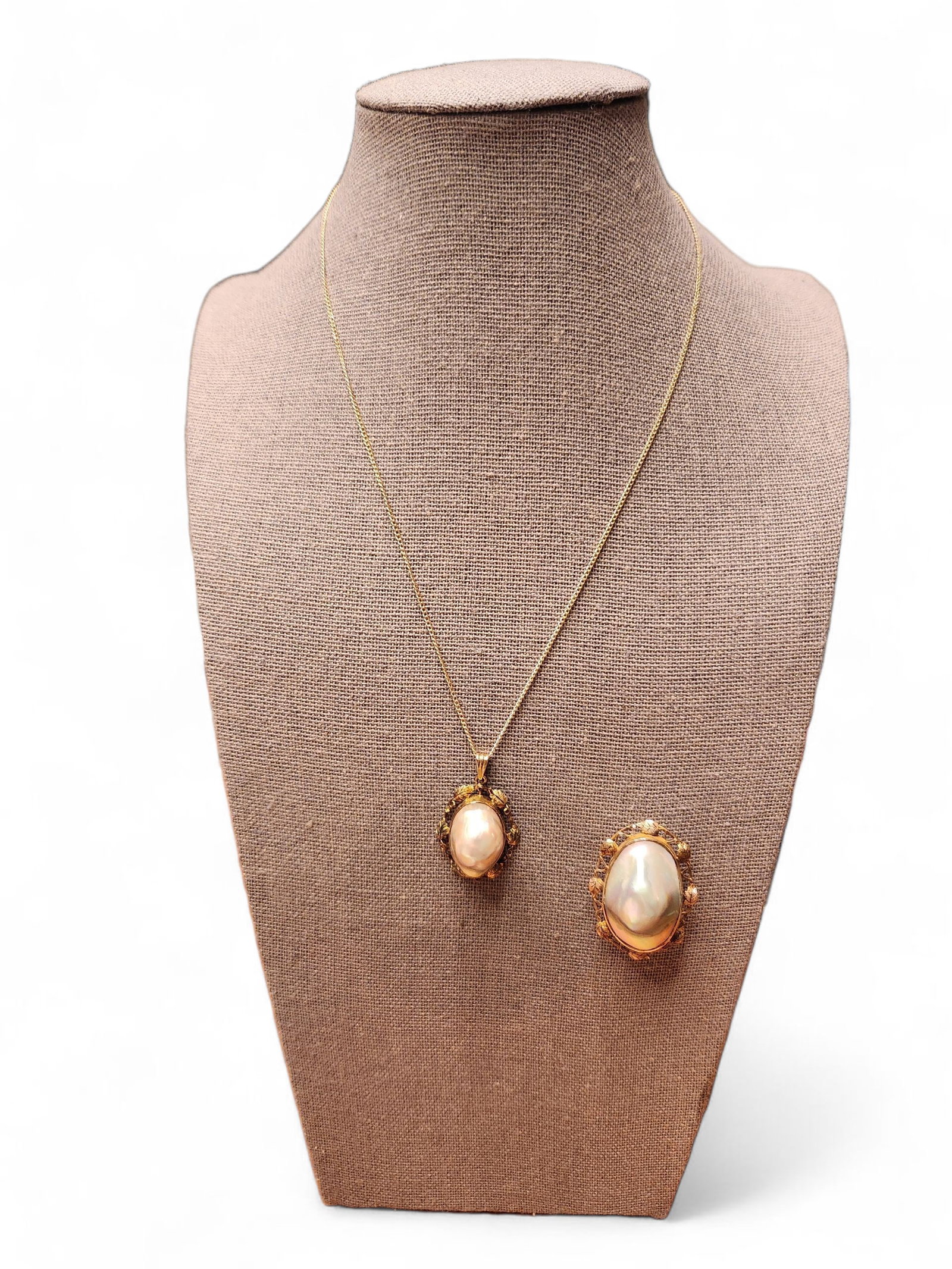 Fantastic Blister Pearl Pendant & Brooch 10kt Yellow Gold, Necklace 14kt Yellow Gold: Fantastic Blister Pearl Pendant & Brooch 10kt Yellow Gold, Necklace 14kt Yellow Gold. Pearls 10kt Total weight 10.6 Grams Necklace 14kt 1.7 Grams
