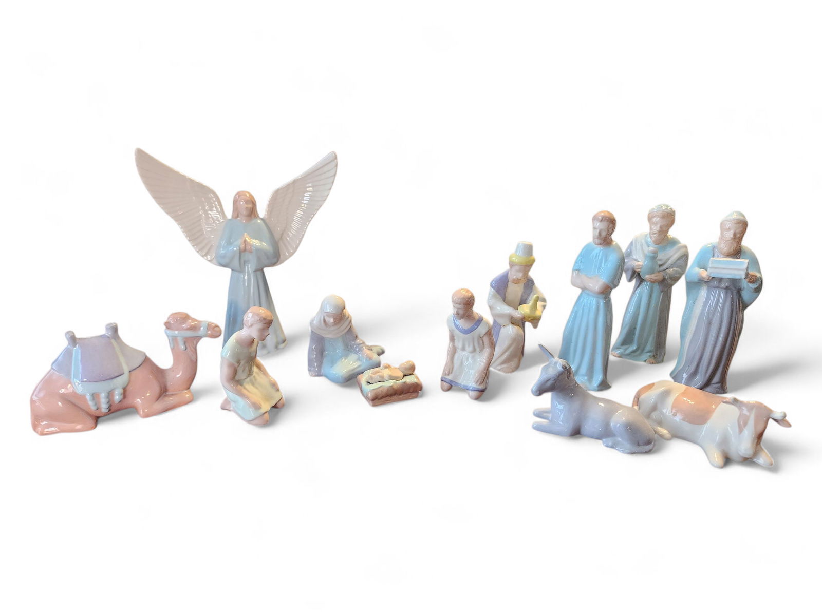 Vintage Porcelain Navity Set: Vintage Porcelain Navity Set, one of the kings has been repaired.