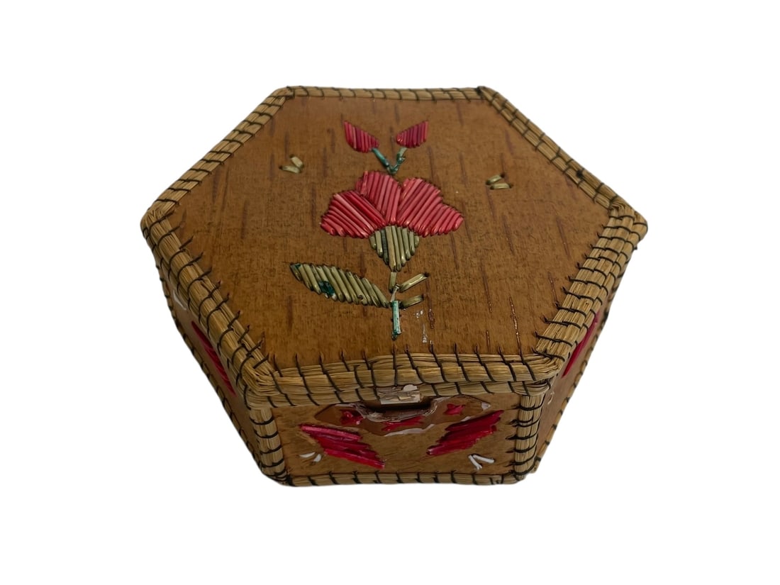 Vintage Birchbark and Quill Box with Attached Lid (1 of 5)