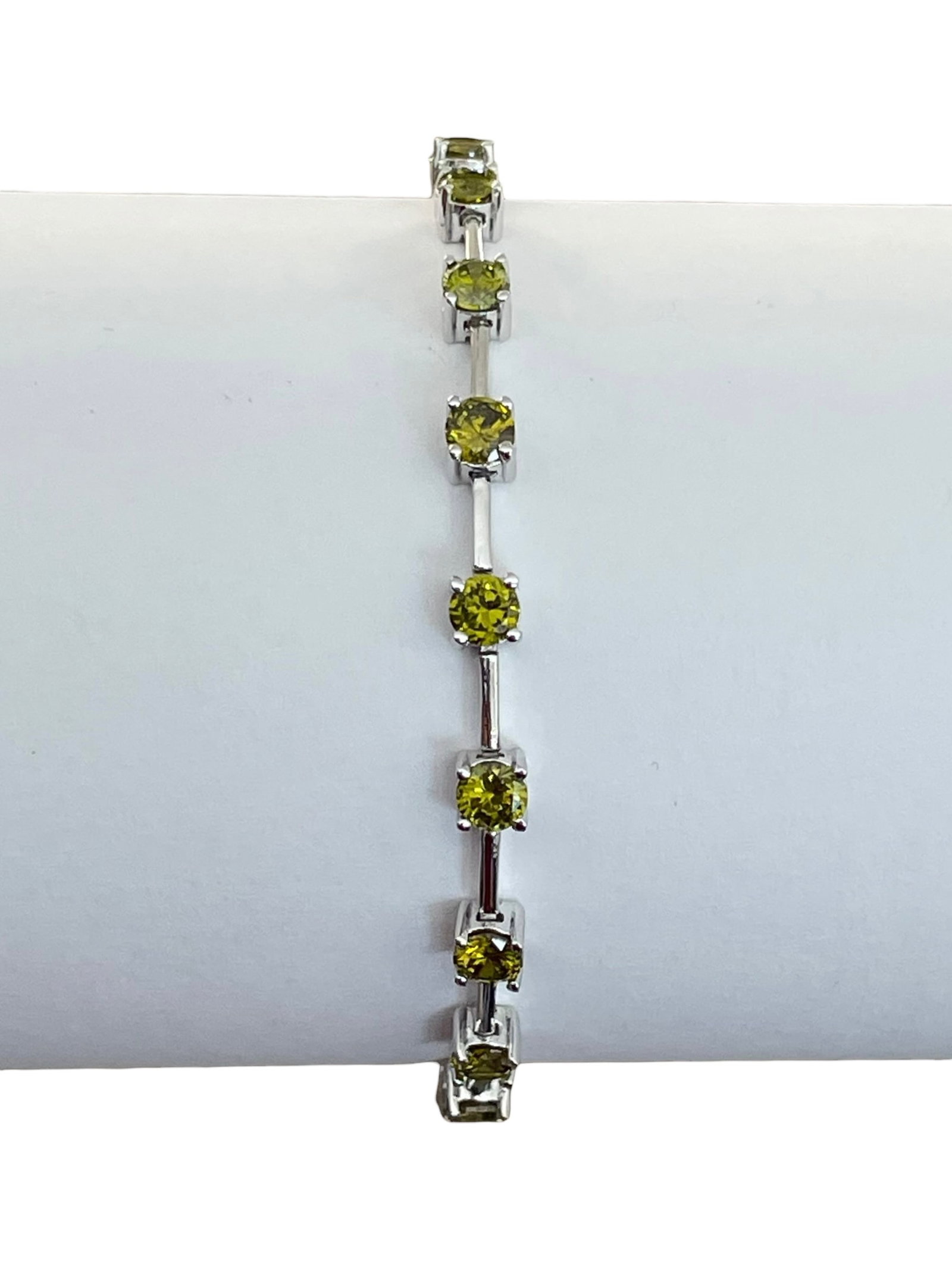 Citrine Sterling Silver Tennis Bracelet ~ 10.0 Grams: Citrine Sterling Silver Tennis Bracelet ~ 10.0 Grams Bright yellow/green stones, probably citrine or similar quartz. Nice condition and ready to wear. Marked 925. 7 1/2" length.
