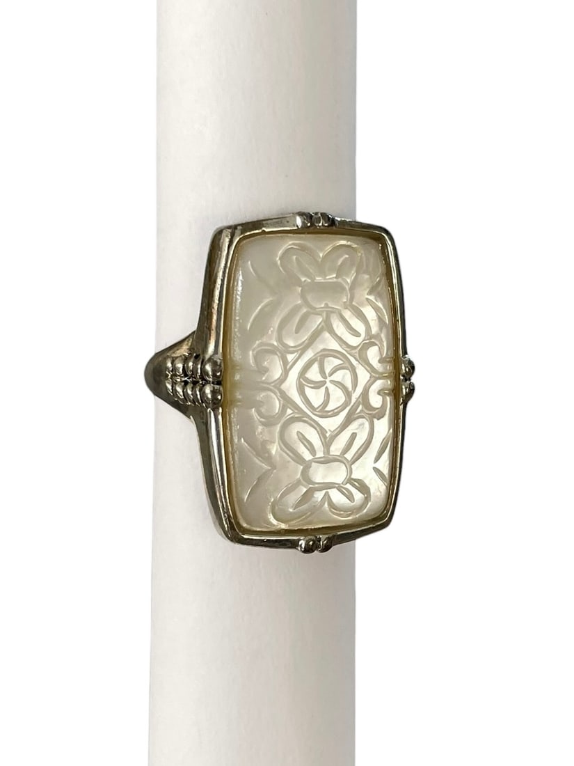 Carved Mother of Pearl Sterling Silver Ring: Size 8. Marked: 925. Weight: 10.0 grams