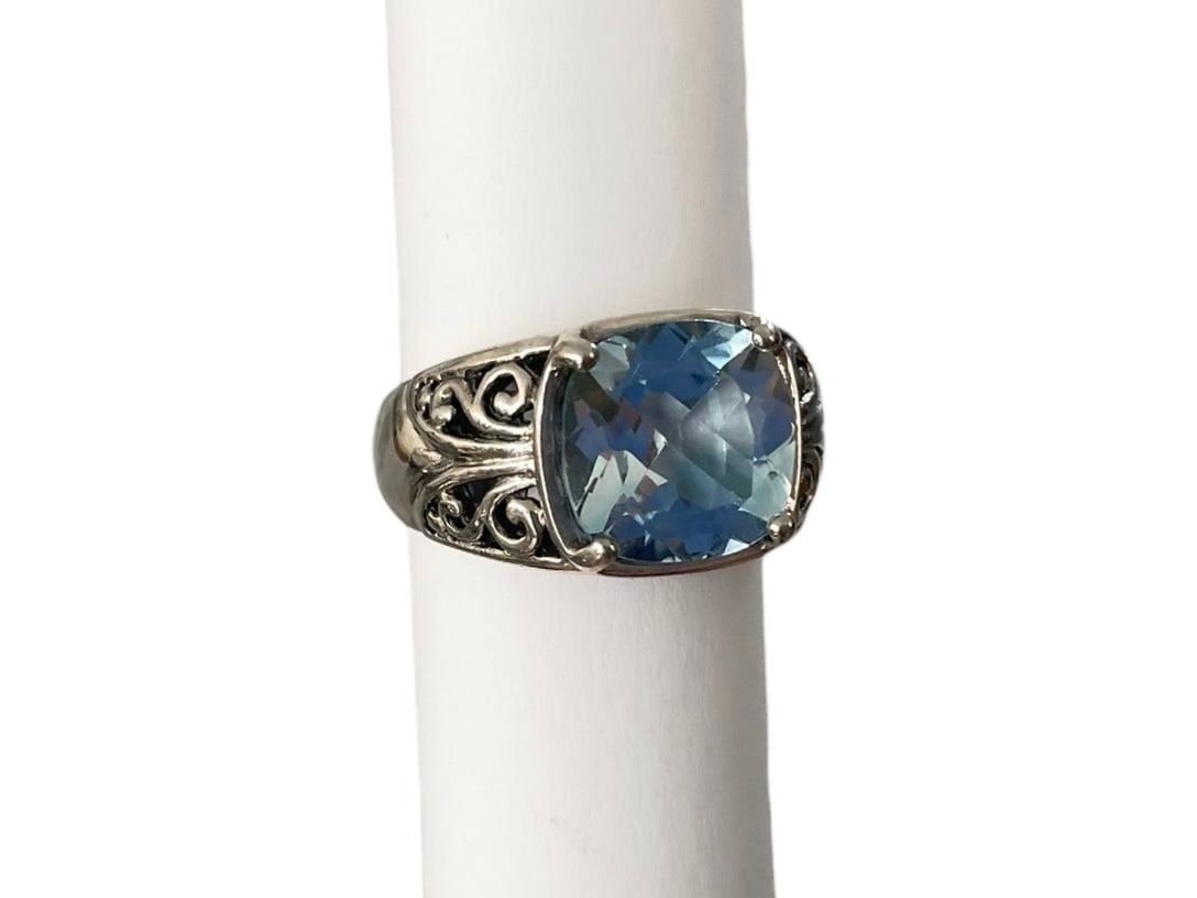Blue Topaz Sterling Silver Ring: Size 6. Marked: 925. Weight: 5.7 grams