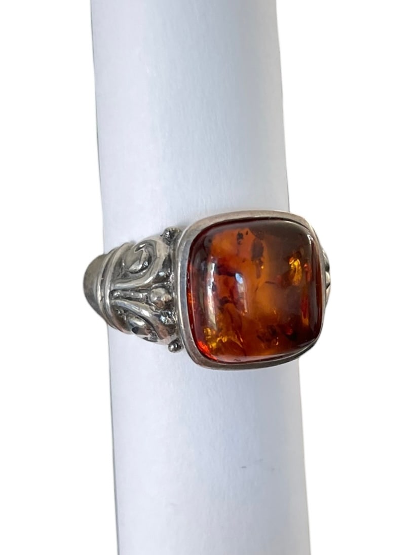 Amber Sterling Silver Ring: Size 8. Marked: 925. Weight: 5.9 grams