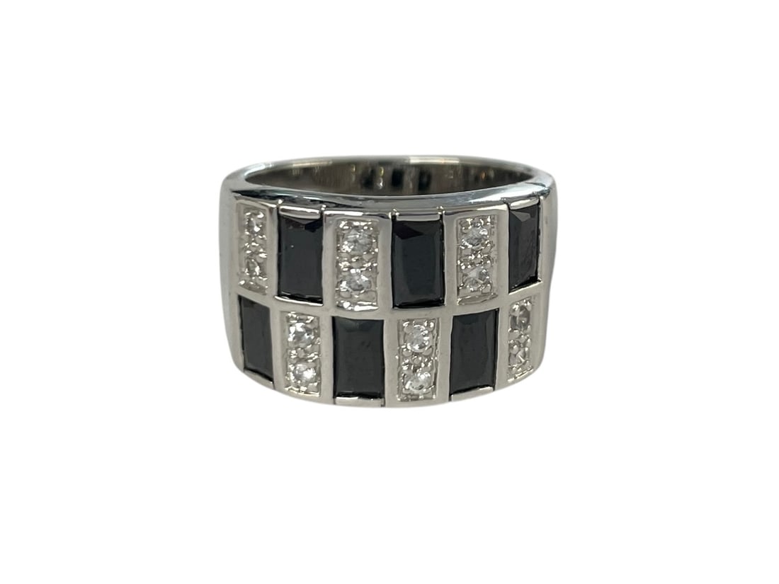 Sterling Silver Ring with Black and White Stones: Size 7. Marked: 925. A modern grid of contrasting stones, probably black onyx. Weight: 8.6 grams