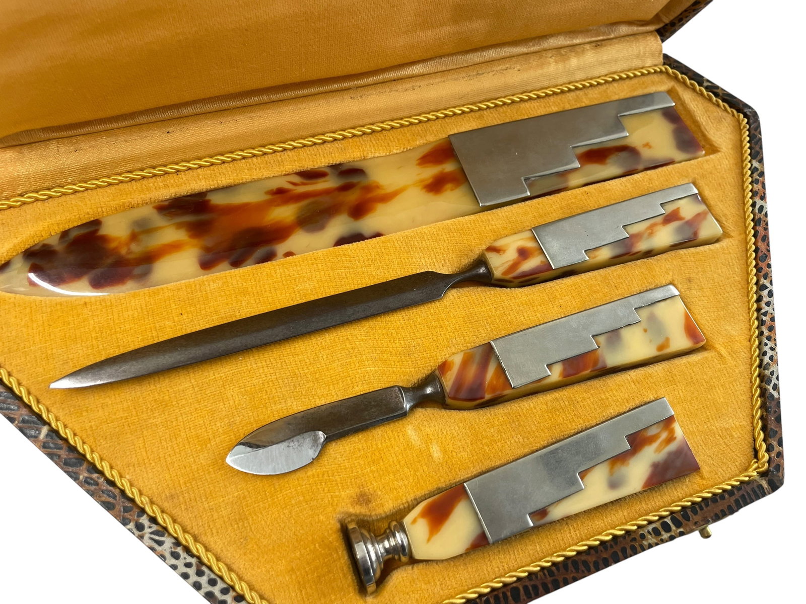 Art Deco Manicure Set - 2