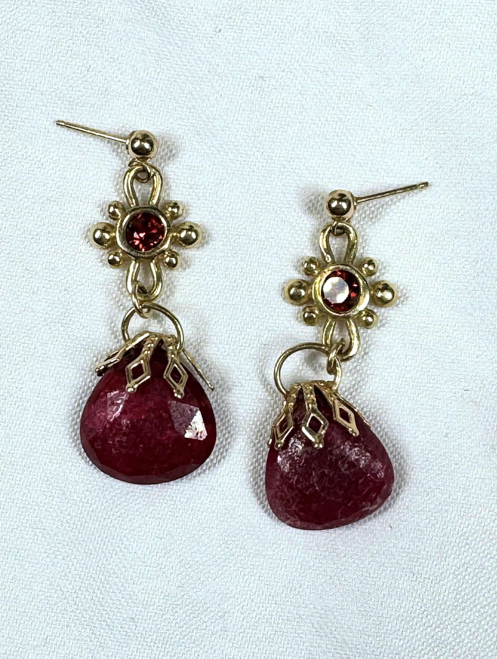 A beautiful and delicate Ruby, Garnet 14k yellow gold earrings. (1 of 3)