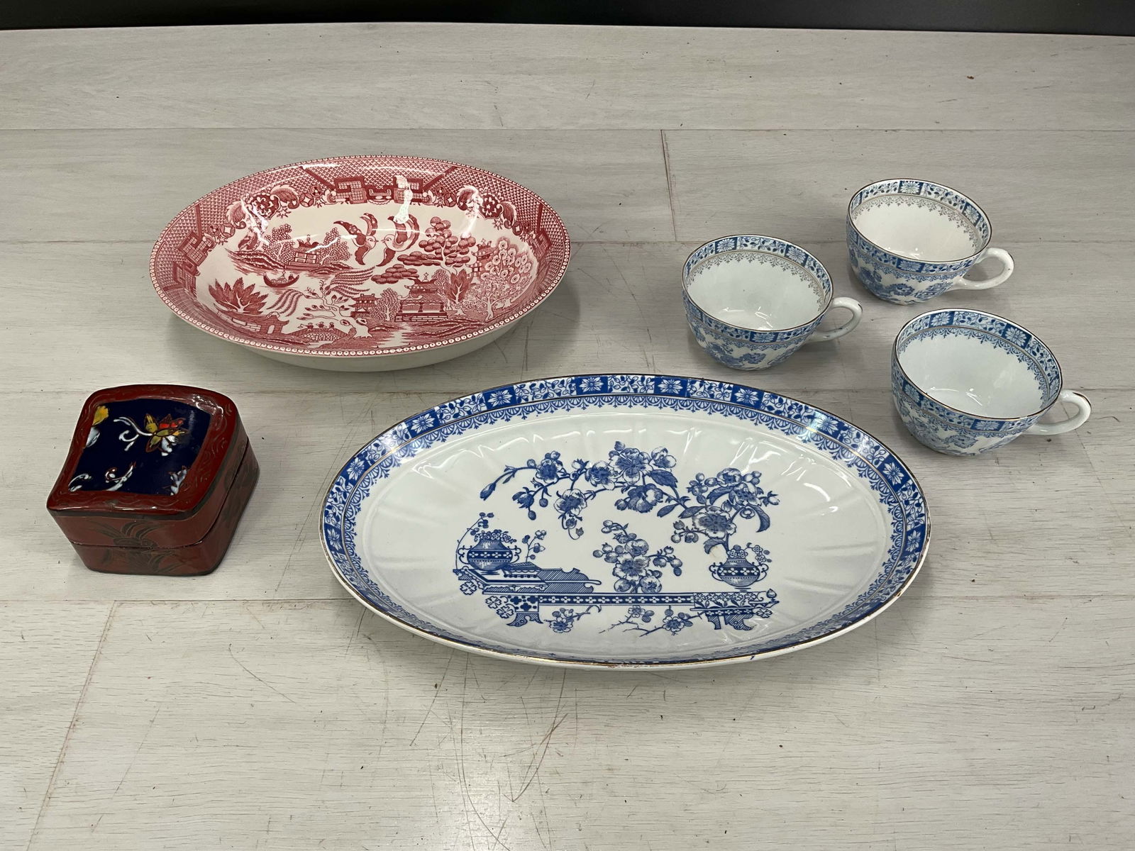 Asian Motif Grouping, Chinese Export: Selection of decor with Asian motif, 2 serving dishes, 3 tea cups, and painted box. Size: various