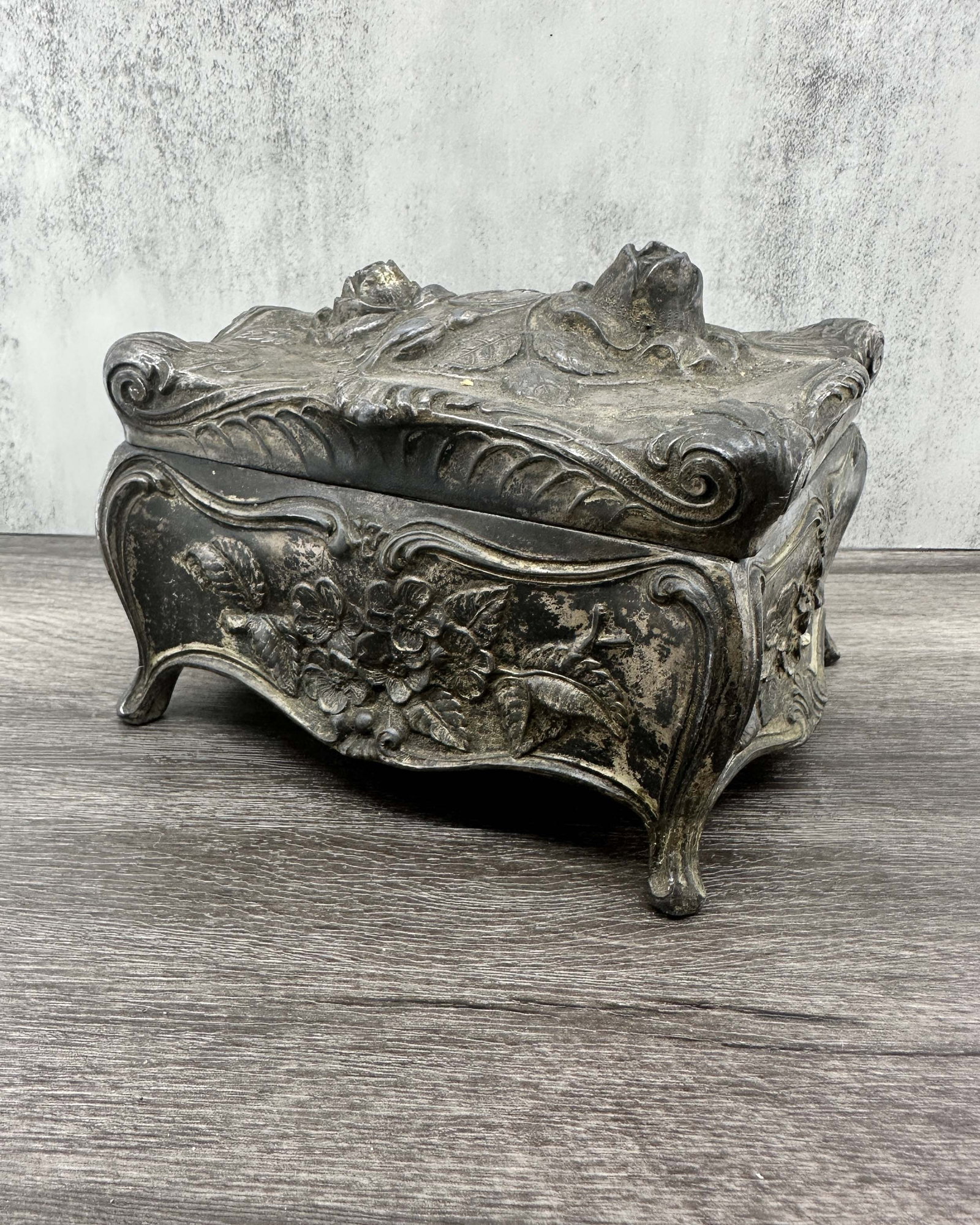 Early 20th C Jewelry Casket: Early 20th C Jewelry Casket. Crack in lid. No lining. Size: 4.5"T x 6"W x 5"D