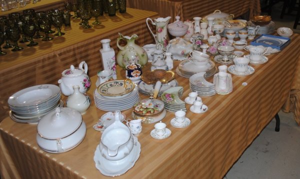115+ Piece Table Lot of Fine and Handpainted China: A table lot of 115+ pieces of fine and handpainted china, including Nippon, Wedgwood, Lenox, Haviland, Aynsley, Royal Albert, Limoges, Bavaria. Many nice pieces: teapots, tureens, bone dishes, ewers, 