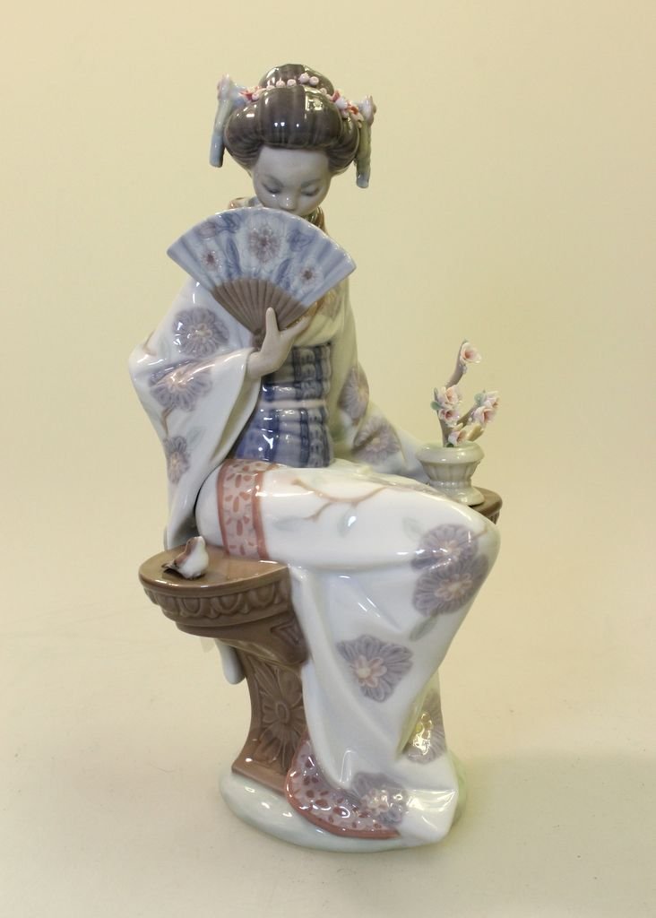 Nippon Lady Retired Lladro Figurine: Nippon lady retired Lladro figurine, #5327 in mint condition with original box.; 9 1/2" h.