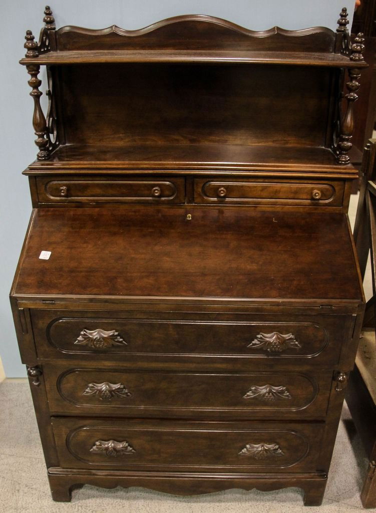 Davis Furniture Victorian Style Desk (1 of 4)