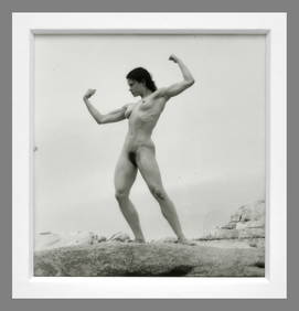 Robert Mapplethorpe (1946 - 1989) Lisa Lyon Bodybuilder 1981 - Signed by Lyon 2.25"x2.25" Photograph (1 of 7)