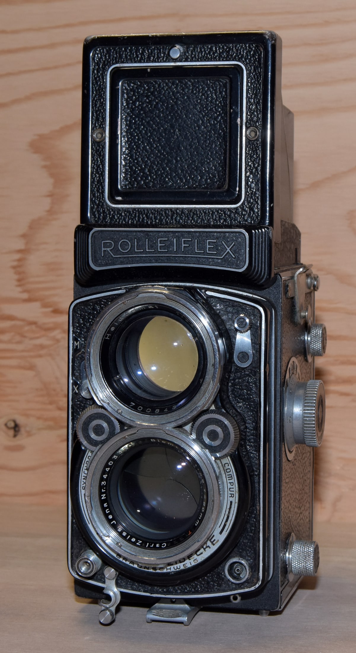 Rolleiflex 2.8B #1220742 with Rare Zeiss Biometar 80mm f/2.8 Lens – Mechanics Special: A very rare Rolleiflex, the 2.8B with the 80mm f/2.8 Zeiss Biometar lens was produced from early 1952 to March 1953. Only around 1,250 units were ever made, making it one of the rarest standard-produc