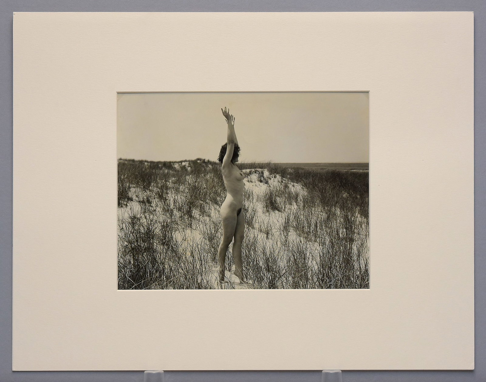 Hitz-Graf Studios Figure Study, East Coast Beach c.1950s Photograph 8"x10": A classic vintage figure study by the Hirz-Graf Studios, capturing the timeless elegance of the human form along an East Coast shoreline. The Hirz-Graf Studios was a New York-based photography firm kn