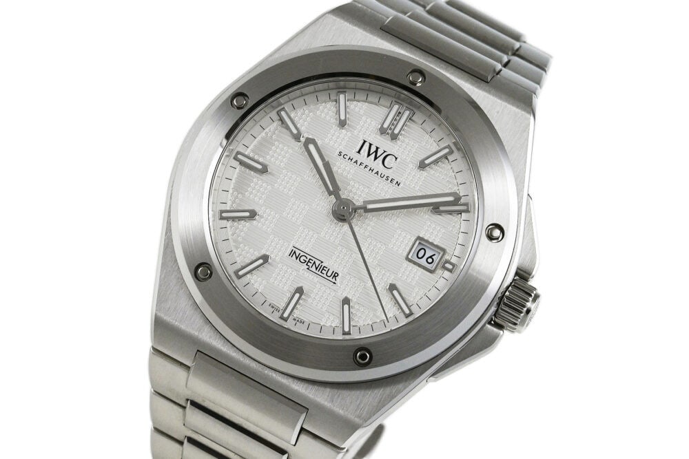 IWC Ingenieur Automatic 40 IW328902: Movement: Automatic Winding Case Size: 40mm Case Thickness: 10.5mm Dial Color: Silver Case Material: SS Water Resistance: 10 ATM water resistant Watch Glass: Sapphire Crystal Type: Wrist watch At SEUY