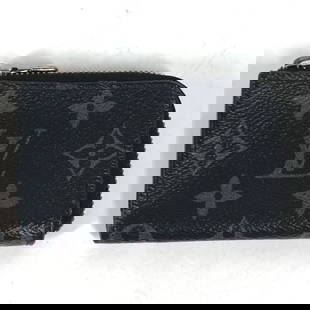 Louis Vuitton Coin Case M63536 Monogram Eclipse: Brand: LOUIS VUITTON Item: Coin case Model: Portemone Jules Line: Monogram Eclipse Gender: mens Color: black Material: Monogram Eclipse Canvas Accessories: None Size: cm (approx.): W11 x H7 inch