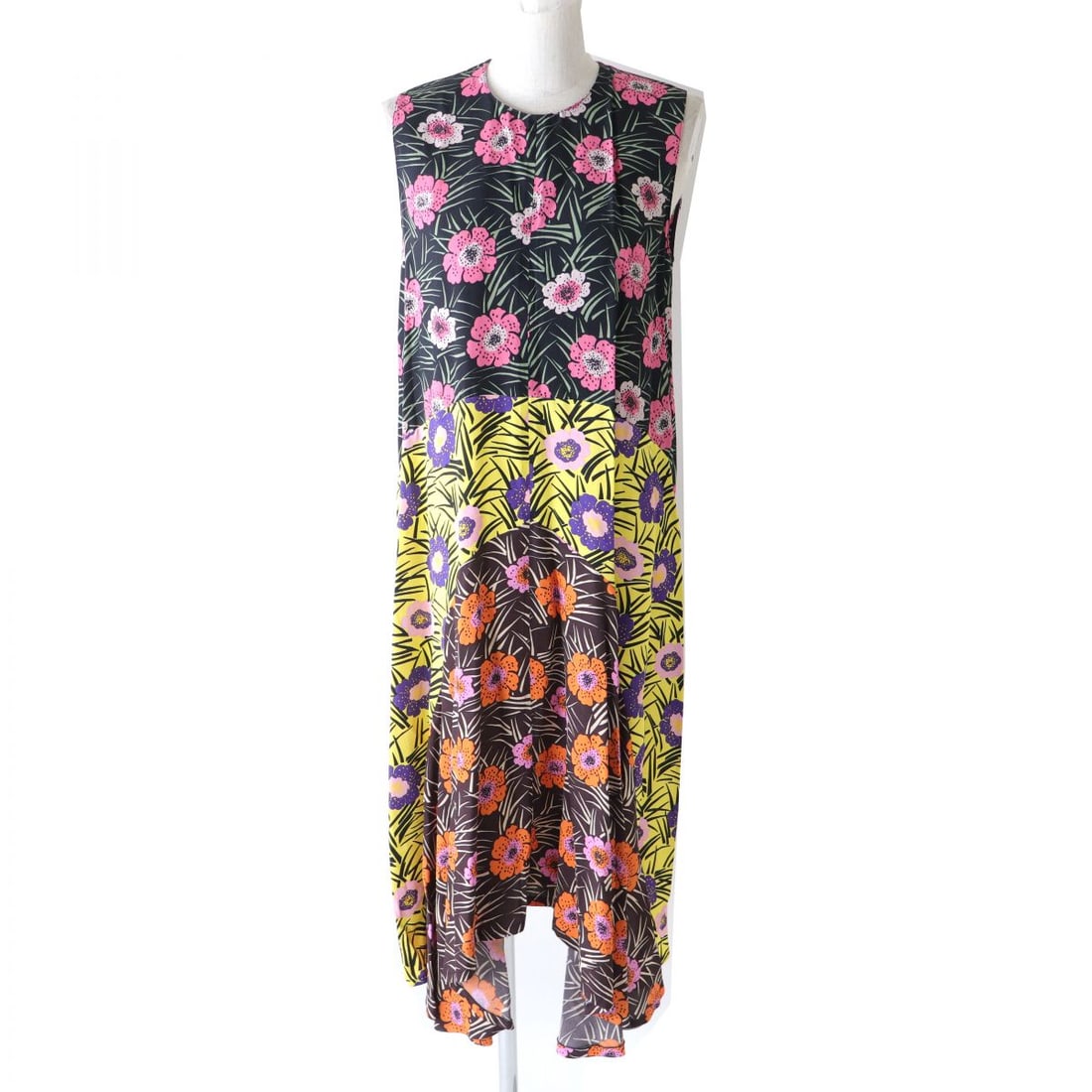 Marni One Piece Main: 100% Rayon Black X: Brand: MARNI Item: one piece Gender: Women Color: Black x multicolor Material: Main: 100% rayon Accessories: None Notation Size: 38 Size: cm (approx.): Shoulder width: 32 Dress length: 115 Width: 44 i