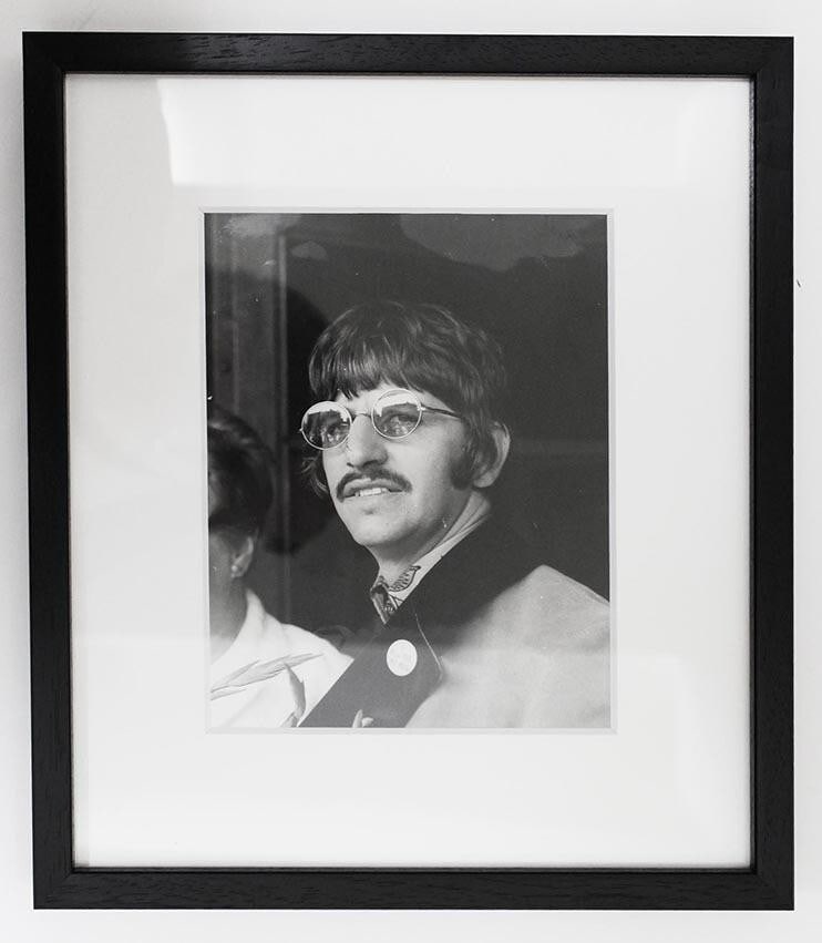 The Beatles - Ringo Starr Portrait Press Photo Original Gelatin Silver Print: Artist: Syndication International / London Year: Unknown Technique: Gelatin Silver Print Year: Unknown Image Size: approx. 14.9 x 20.6 cm Frame size?Approx. 29.0 x 34.0 x 2.2 cm Frame specification: b